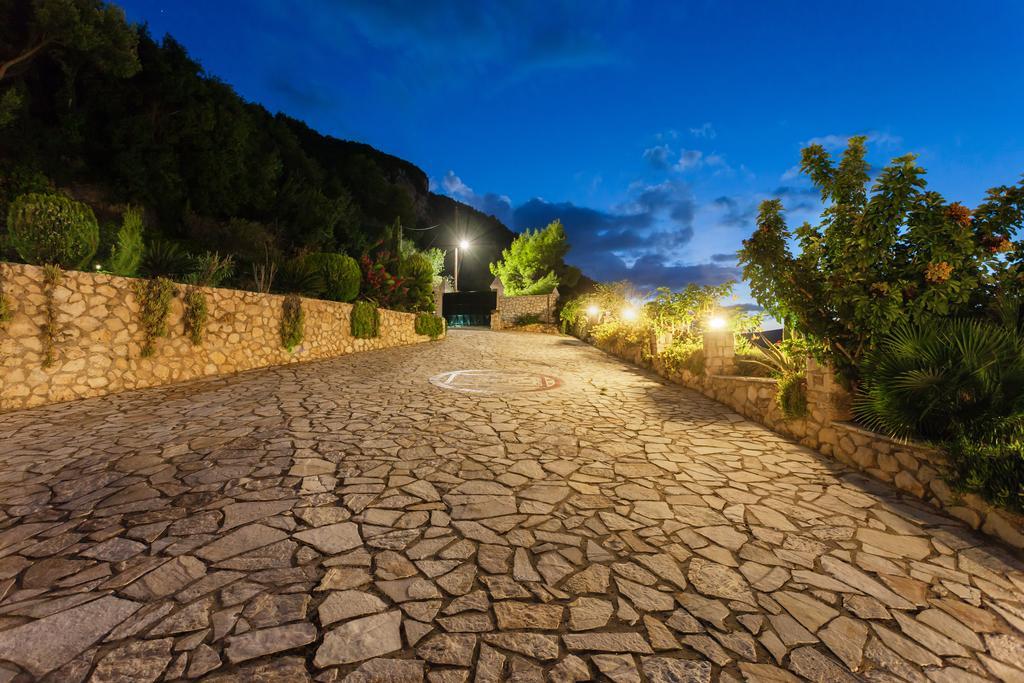 קרי Villa Akros And Suites מראה חיצוני תמונה